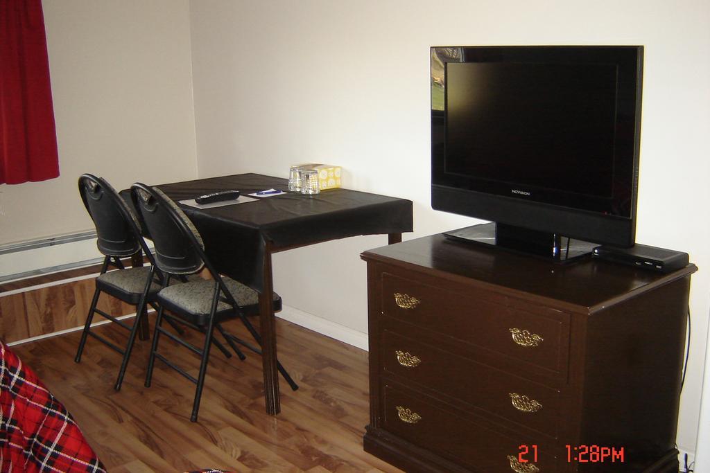 Midway Motel Radisson Room photo